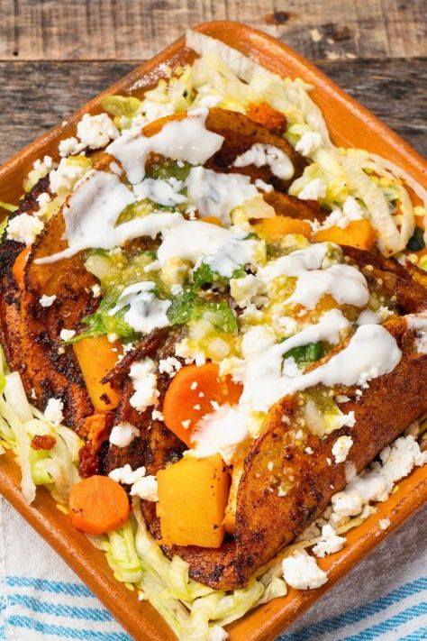 Enchiladas potosinas. Enchiladas Potosinas, Mexican Cookbook, Green Chili Enchiladas, Food Europe, Traditional Mexican Dishes, Chili Spices, America Food, World Food, Global Cuisine