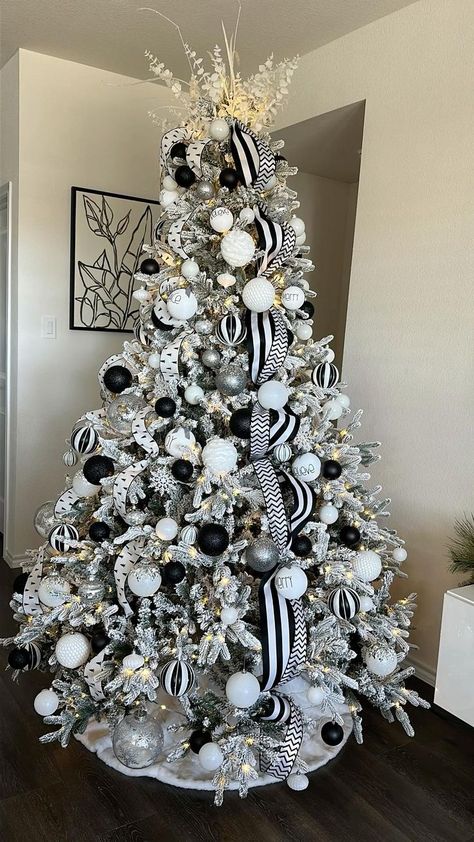 Black White Christmas Tree, Black Christmas Tree Decorations, White Xmas Tree, Glam Christmas Tree, Black Christmas Decorations, Elegant Christmas Tree Decorations, Christmas Hand Painted, White Christmas Tree Decorations, Christmas Tree Inspo