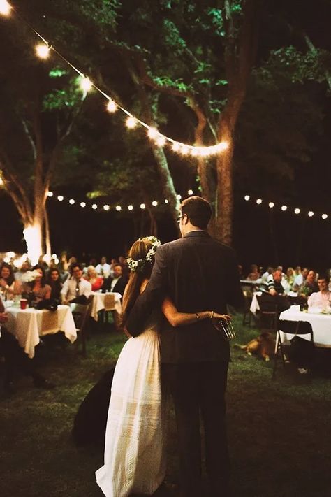 Fall Backyard, Low Key Wedding, Gift Table Wedding, Backyard Wedding Lighting, Backyard Wedding Ceremony, Funky Wedding, Garden Theme Wedding, Summer Wedding Outdoor, Wedding Favors Cheap