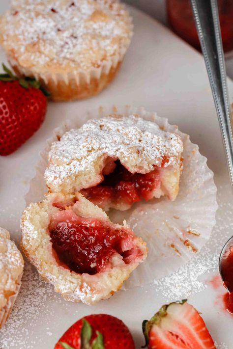 Muffins With Jam In The Middle, Things To Make With Strawberry Jam, Strawberry Jam Pastry, Jelly Filled Muffins, Filled Muffins Recipes, Desserts With Strawberry Jam, Recipes With Strawberry Jam, Texas Muffins, Strawberry Jam Muffins Recipe