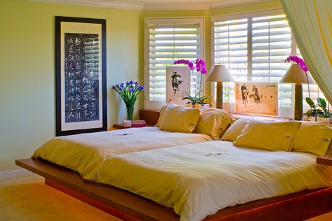 Warm and Zen  - ELLEDecor.com Double Queen Bed, Asian Bedroom, Green Bedroom Design, Bed Platform, Cama King, Asian Home Decor, Large Beds, Cama Queen, Bohemian Bedroom Decor