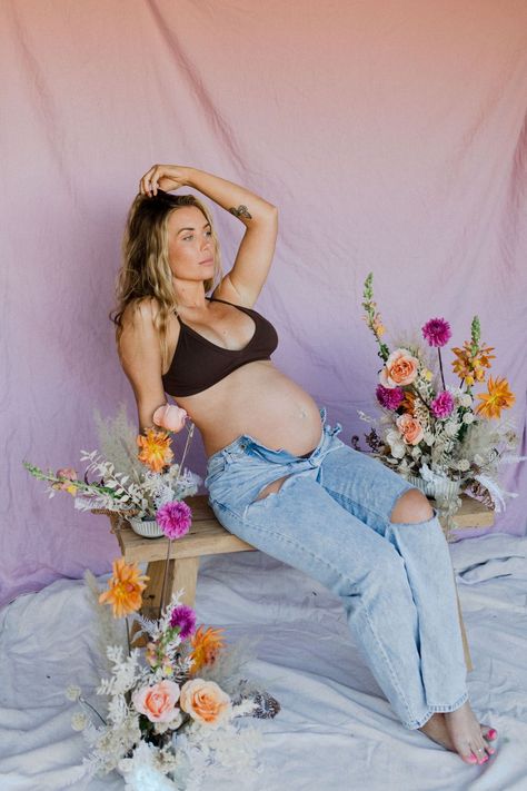 Floral Maternity Shoot Ideas, Floral Maternity Shoot Studio, Maternity Photography Floral, Flower Garden Maternity Shoot, Baby In Bloom Maternity Shoot, Flower Top Maternity Shoot, Floral Maternity Photos, Maternity Photography With Flowers, Flower Pregnancy Shoot