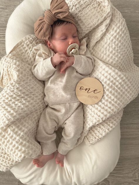 Creative Milestone Pictures, One Month Newborn Milestone, Month Old Baby, Snuggle Me Milestone Pics, First Month Pictures Ideas, 1st Month Milestone Ideas, Monthly Pics Of Baby, Snuggle Me Organic Monthly Pictures, Newborn Milestones Monthly Pictures