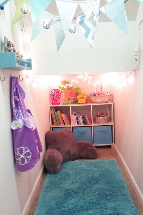 15 Cozy Reading Nook In Under The Stairs | Home Design And Interior Under Stairs Playroom, Closet Nook, Under Stairs Nook, Room Under Stairs, Stair Nook, Closet Under Stairs, تحت الدرج, Target Decor, Stairs Ideas