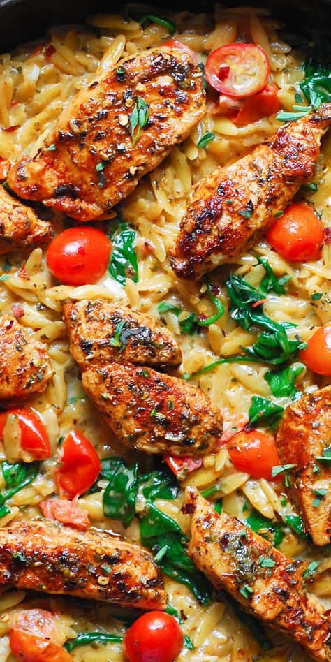 Chicken Orzo with Spinach, Cherry Tomatoes, and Basil Pesto - close-up photo. Creamy Chicken Orzo, Orzo With Spinach, Mediterranean Diet Recipes Dinners, Resep Pasta, Orzo Recipes, Easy Mediterranean Diet Recipes, Chicken Orzo, Resep Diet, Salad Pasta