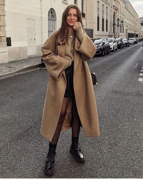 Oversized Coat Outfit, Oversized Camel Coat, Brown Coat Outfit, How To Wear Shorts, Winter Coat Trends, Coat Outfit Casual, Brown Winter Coat, Mantel Outfit, Womens Fall Coats