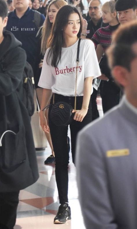 Chic Outfit Ideas From Blackpink Airport Style Celebrity Style Casual Spring, Yg Style, Celebrity Style Jeans, Celebrity Winter Style, Blackpink Airport, Celebrity Summer Style, Celebrity Fashion Fails, Body Inspired, Celebrity Style Dresses