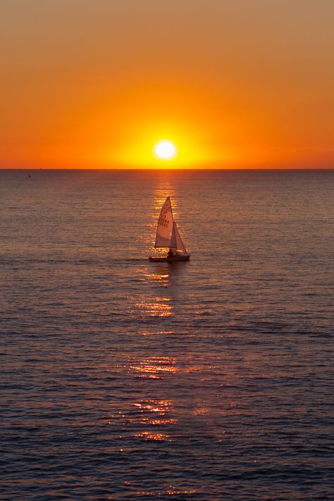 Sailing Pictures, Leo Energy, Mountain Lakes, Sun Setting, Ocean Pictures, Dawn And Dusk, Ocean Wallpaper, Best Sunset, Balearic Islands