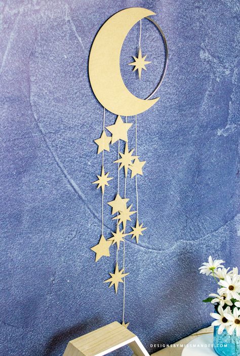 FREE Star Wall Hanging – DIY Nursery Decor - Designs By Miss Mandee. Stars, moon, moon and stars, DIY, craft, chip board, Cricut, die cut, wall hanging, decor, nursery, baby decor, knife blade, DIY decor, SVG. #cricutmade #nurserydecor #freeSVG Star Wall Hanging, Diy Nursery Decor, Ramadan Kareem Decoration, Diy Wand, Ramadan Decoration, Paper Wall Hanging, Ramadan Crafts, Astuces Diy, Paper Moon