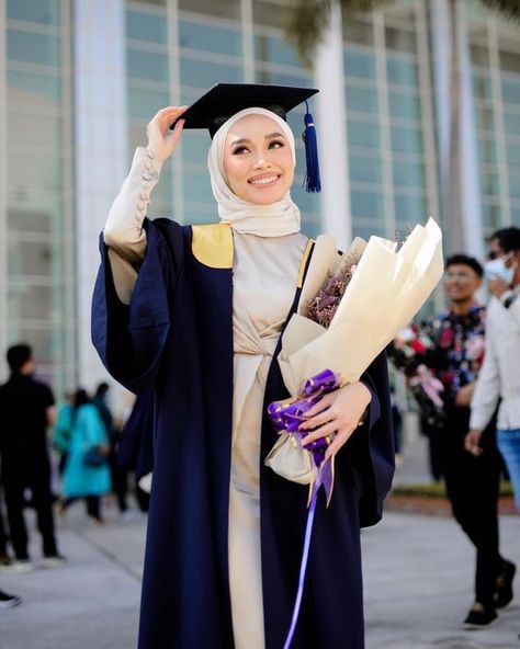 Photo Of Graduation, How To Take Graduation Photos, Photoshoot Ideas For Graduation, Pictures For Graduation, Graduation Pictures Hijab, Convocation Outfit Graduation, Hijabi Graduation, Graduation Pictures Ideas, Convocation Photography