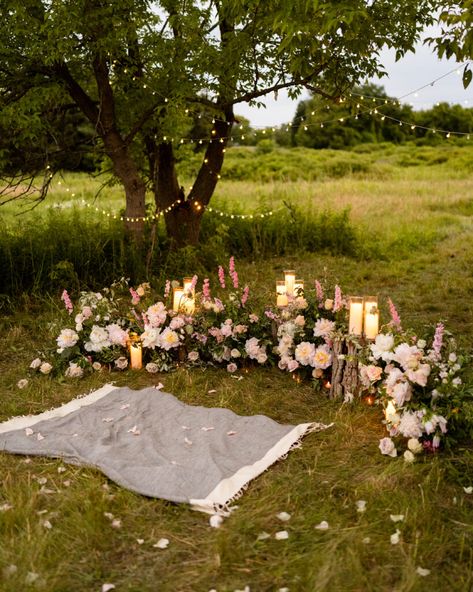 Field Proposal Setup, Green House Proposal, Engagement Proposal Decorations Outdoor, Whimsical Proposal Ideas, Minimalistic Proposal Ideas, Proposal Under Tree, Outside Engagement Ideas, Flower Field Proposal Ideas, Bridge Proposal Ideas