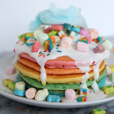 Colored Pancakes, Crazy Pancakes, Rainbow Breakfast, Crazy Food Ideas, Crazy Food, Rainbow Pancake Cake, Colorful Food, Colorful Pancakes, Pancakes With Sprinkles