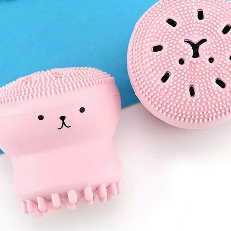 An absolutely adorable silicone octopus that's as cute as it is useful. The little bumps help foam up whatever facial cleanser they use and rubs the product deeper into their pores! Silicone Face Brush, Grey Mood, Reduce Oily Skin, Cleanser Brush, Face Cleanser Brush, Face Cleaning Brush, Face Wash Brush, Facial Scrubber, Facial Cleaning Brush