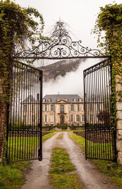 Abandoned Houses, Abandoned Mansions, Chateau De Gudanes, Chateau France, French Chateau, Iron Gate, Beautiful Architecture, Beautiful Buildings, Pretty Places