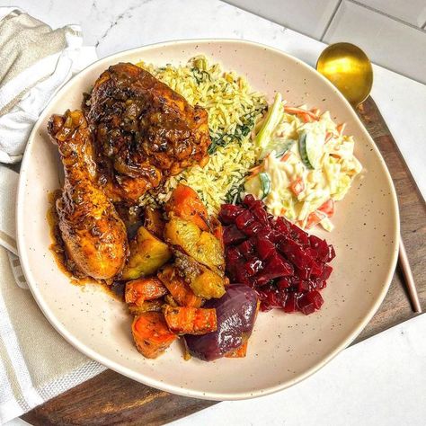 Cooking_with_Nthabi on Instagram: "SUNDAY PLATE 💗" Sunday Plate Ideas, Plates Of Food Meals, Soul Food Lunch Ideas, Sunday Food Ideas Dinners, Sunday Plate Food, Lunch Plate Ideas, Healthy Sunday Lunch Ideas, African Meals Dinners, How To Plate Food