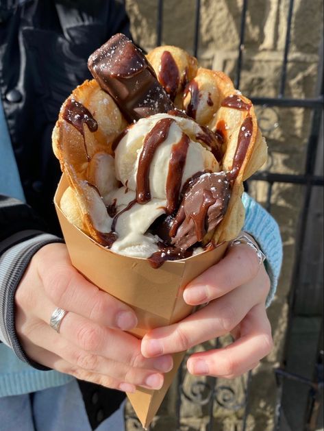 Ice Cream Waffles, Bubble Waffle Aesthetic, Bubble Waffle Ice Cream, Waffle And Ice Cream, Waffle Aesthetic, Waffles With Ice Cream, Waffle With Ice Cream, Waffles And Ice Cream, Waffles Aesthetic