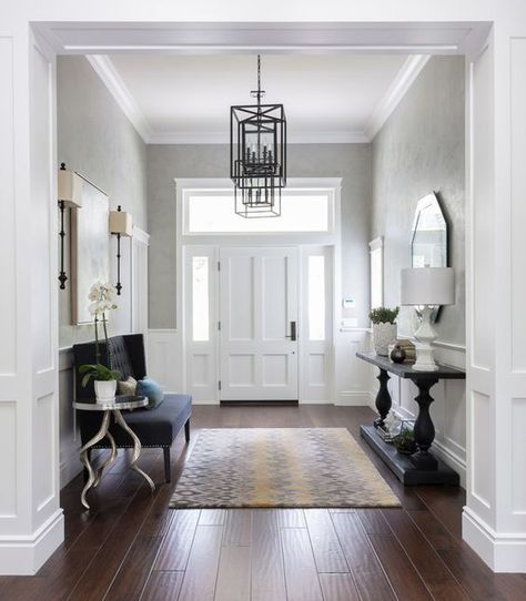 7 Tips for the Perfect Welcoming Hallway - Making your HOME beautiful Decoration Hall, Vstupná Hala, Foyer Furniture, Entrance Halls, Farmhouse Entryway, House Of Turquoise, Foyer Decor, Foyer Decorating, Entrance Foyer