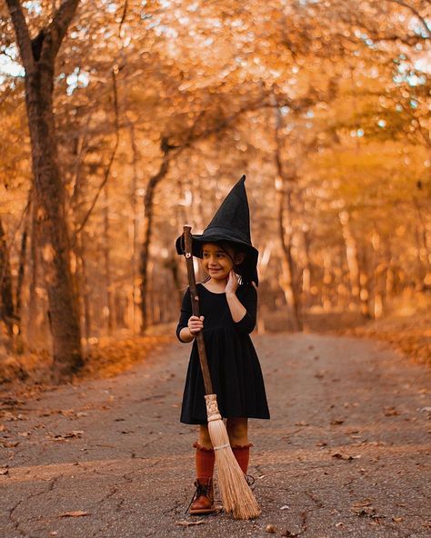 Mommy And Me Photo Shoot Halloween, Mom Daughter Halloween Photoshoot, Mom And Daughter Halloween Photoshoot, Halloween Mini Photoshoot, Halloween Minis Photography, Witch Photoshoot Kids, Halloween Mini Session Ideas, Kids Halloween Photoshoot Ideas, Toddler Halloween Photoshoot