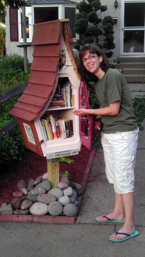 Cute Shape- What Asian Design could be Used?? Reading Room Design, Little Free Library Plans, Libraries Around The World, Tiny Library, Street Library, Library Plan, Lending Library, Library Inspiration, Take Over The World