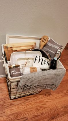 Bridal Shower Baskets, Creative Gift Baskets, Homemade Gift Baskets, Housewarming Gift Baskets, Bridal Shower Gifts For Bride, Best Gift Baskets, Themed Gift Baskets, Diy Gift Baskets, Shower Basket