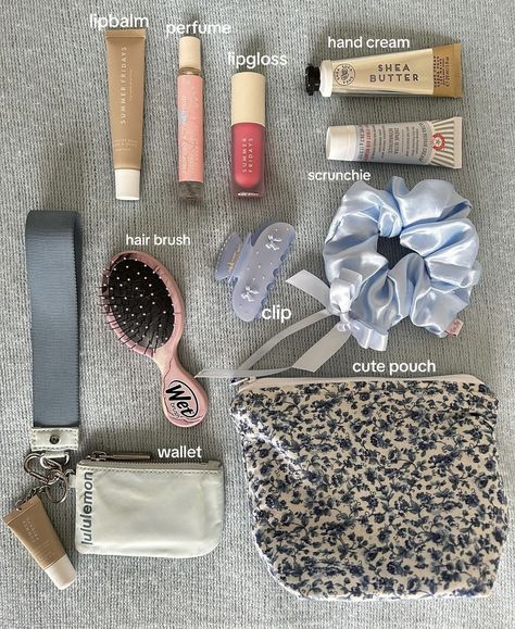 Summer Bag Essentials, Everyday Bag Essentials, School Bag Essentials, Backpack Essentials, Travel Bag Essentials, Inside My Bag, Purse Essentials, Estilo Taylor Swift, Handbag Essentials