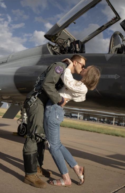 Military Husband Aesthetic, Aviation Couple, Pilot Couple, Airplane Couple, Pilot Boyfriend, Air Force Couple, Air Force Boyfriend, Pilot Girlfriend, Military Couple Pictures