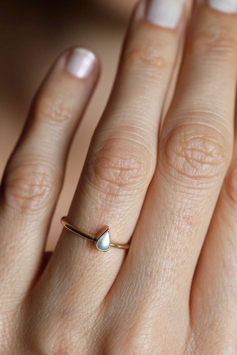 A delicate pearl teardrop makes a beautiful and unusual engagement ring. Rose Gold Pearl Ring, Pearl Engagement Ring, Gold Pearl Ring, Rose Gold Pearl, Diamond Engagement Wedding Ring, Engagement Wedding Ring Sets, Amber Ring, Ring Minimalist, Pearl Diamond