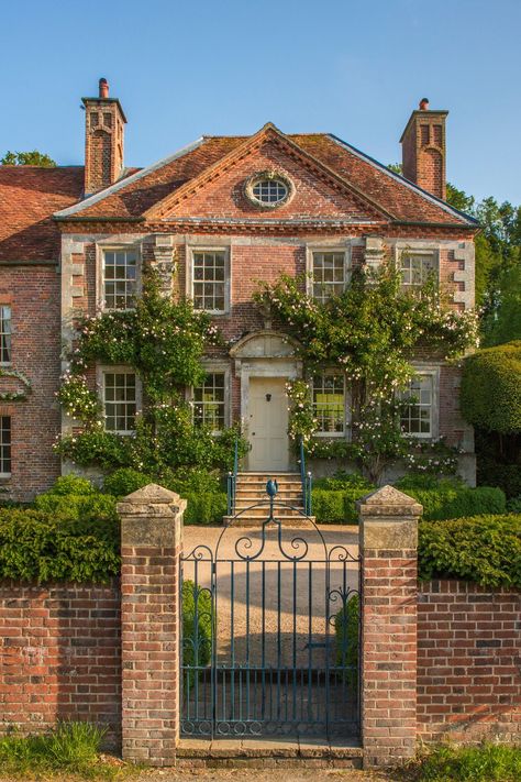 Cecil Beaton, Countryside Manor, Pretty Homes, English Houses, English Manor Houses, English Manor, Dream Cottage, Countryside House, Inspire Me Home Decor