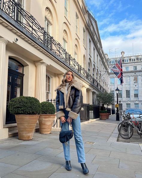 Zara Winter 2023, Zara Aviator Jacket Outfit, Zara Aviator Jacket, Aviator Jacket Outfit, Cozy Winter Aesthetic, Blue Denim Jeans Outfit, Chic Casual Outfits, Paris Fits, Zara Winter