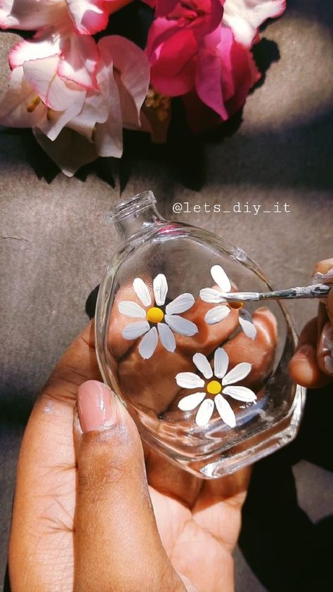 Painting On Perfume Bottles, Empty Perfume Bottle Ideas, Painting Glass Bottles Acrylic, Glass Bottle Painting Acrylics, Acrylic Painting On Glass Bottles, Bottle Painting Ideas Acrylics, Perfume Bottle Painting, Perfume Painting, Bottle Paintings