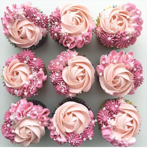 Rosas y perlas Cupcakes Bonitos, Cupcake Rosa, Frost Cupcakes, Happy Cakes, Tårta Design, Deco Cupcake, Cupcakes Design, Cupcakes Pink, Wilton Tips