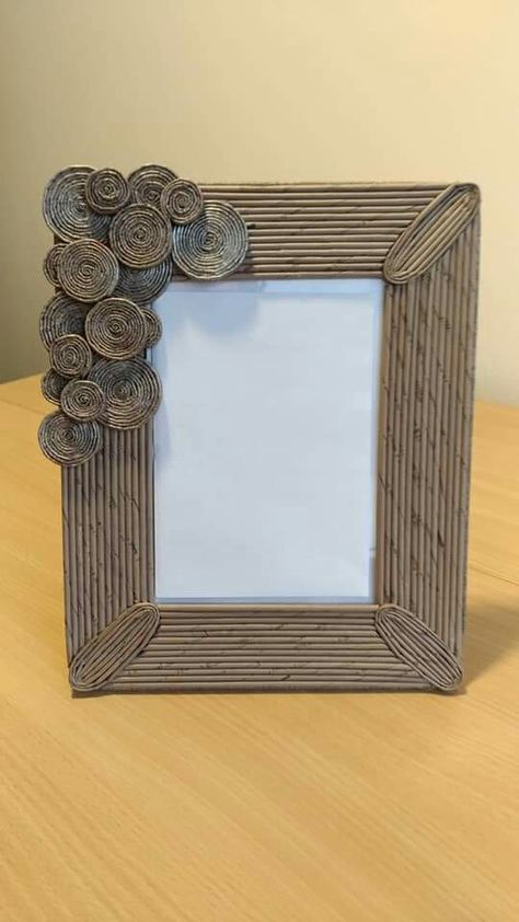 Recycled Photo Frames Diy Crafts, Cardboard Frame Diy Wall Decor, Cardboard Frame Diy, Diy Frame Ideas, Recycled Magazine Crafts, Frames Diy Crafts, Newspaper Crafts Diy, Craft From Waste Material, Recycled Magazine