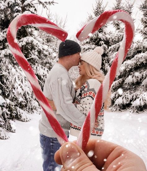 Christmas Tree Poses Instagram, Cute Christmas Couple Pictures, Christmas Poses For Couples, Couples Photoshoot Christmas, Couple Winter Photoshoot, Christmas Couples Photoshoot, Couple Christmas Photoshoot, Couples Winter Photoshoot, Couples Christmas Photoshoot