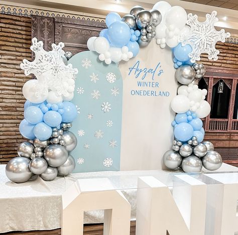 Winter Wonderland Party Theme For Kids, Winter Birthday Ideas For Kids, Winter Wonderland Balloon Backdrop, Winter Wonderland Sweet 16 Ideas, Winter Wonderland Balloon Decorations, Winter Onederland Party Boy Decorations, Winter Balloon Garland, Winter Wonderland Backdrop Ideas, Winter Balloon Arch