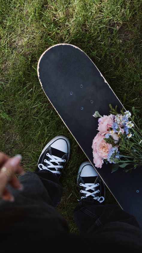 #converse #flowers #skateboard #summer #summervibes #girl Aesthetic Pictures Converse, Skate Board Aesthetic Pictures, Skate Asthetic Picture, Skater Wallpaper Iphone, Converse Pictures, Skate Pictures, Converse Skateboard, Converse Flowers, Skateboard Summer