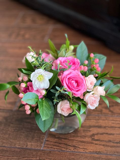 Small Pink Flower Centerpieces, Bowl Vase Flowers, Small Fish Bowl Flower Arrangements, Simple Pink Floral Arrangements, Flower Arrangement In Bowl, Small Bowl Flower Arrangement, Fish Bowl Flower Centerpiece, Small Vase Flowers, Short Floral Arrangements