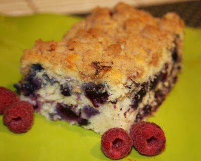 * Blueberry Crumb Coffee Cake - amazingly easy & delicious! Blueberry Sour Cream Cake, Blueberry Sour Cream Coffee Cake, Best Strawberry Cake Recipe, Buckle Recipe, Blueberry Cake Recipe, Blueberry Crumb Cake, Crumb Coffee Cakes, Pineapple Cake Recipe, Blueberry Buckle