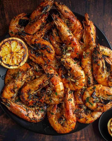 Grilled prawns and grilled lemon on a serving plate. Grilled Prawns Recipe, Easy Prawn Recipes, Savory Seasoning, Bbq Prawns, Prawns Recipe, Prawn Dishes, Canned Seafood, Grilled Prawns, Prawn Recipes