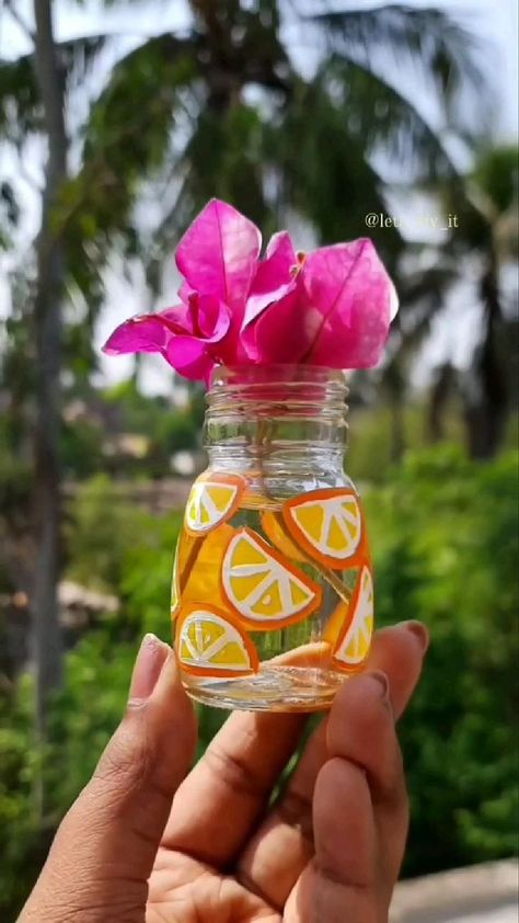 Jar Crafts Painting, Jar Paint Ideas, Paint Bottles Diy, Small Bottle Art, Jar Painting Ideas Cute, Bottle Diy Crafts, Glass Jar Painting, Bottle Art Painting, Bottle Painting Ideas