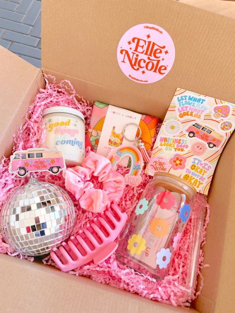 Gift Box Ideas For Business, Gift Basket Small Business, Business Ideas With Friends, Giveaway Prizes Ideas, Birthday Box Ideas For Friend, Pastel Gift Ideas, Gift Boxes Business Ideas, Cute Gift Bags For Friends, Cute Birthday Gift Ideas For Friends