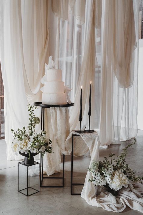 Black Wedding Cake With White Flowers, Monochromatic Wedding Reception, Wedding Flower Colour Schemes, Modern Black And White Wedding Decor Ceremony, Black White And Beige Wedding Decor, Modern Cake Table Wedding, Black White And Ivory Wedding, Black And Crème Wedding, Wedding Backdrop Black And White