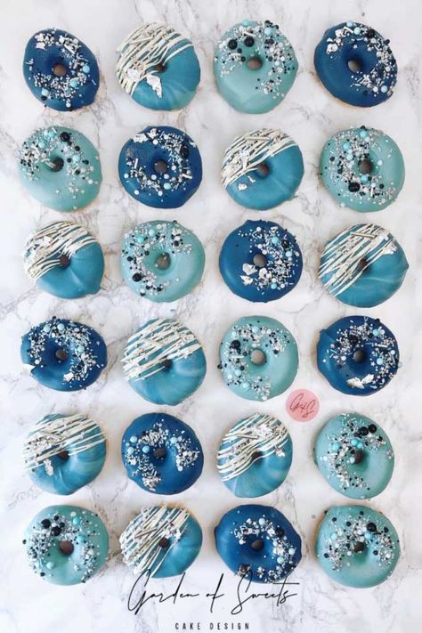 Donuts Ideas Decoration, Mini Donut Recipes, Donut Decorating Ideas, Fancy Donuts, Strawberry Treats, Donut Design, Blue Donuts, Colorful Donuts, Snack Organizer