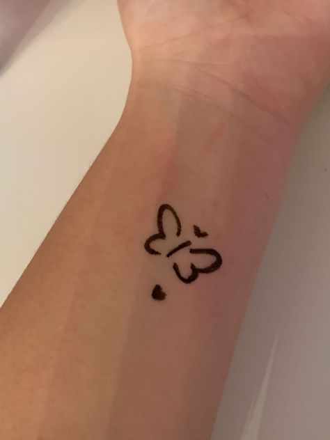 Henna Butterfly, Buku Diy, Henna Doodle, Small Henna Tattoos, Small Henna Designs, Cute Henna Designs, Wrist Henna, Cute Henna Tattoos, Henna Style Tattoos