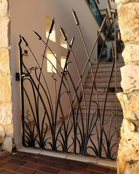 Metal Garden Gate Ideas, Railing Design Outdoor, Metal Trellis Ideas, Garden Gates Ideas, Iron Gates Design, Garden Gate Ideas, Courtyard Gate, Wrought Iron Gate Designs, Metal Gates Design