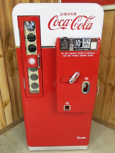 Vintage Coke Machine, Groceries Store, Coca Cola Merchandise, Soda Vending Machine, Industrial Living Room Design, Soda Machine, Coke Machine, Coca Cola Decor, Goal Zero