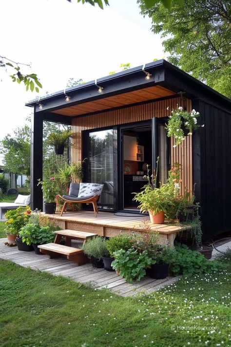 Step into a welcoming backyard design charm with this tiny house, complete with a front porch that invites you to unwind. Experience the perfect fusion of indoor comfort and outdoor allure. Tiny Houses With Front Porch. Click the article for more ideas! Backyard Cabin, Backyard Guest Houses, Tiny House Exterior, House Front Porch, Shed Home, Small Patio Garden, Backyard Studio, Backyard Office, Tiny House Cabin