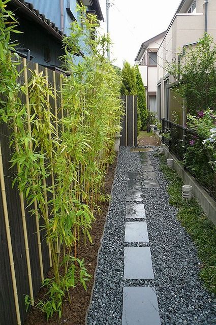 small space Japanese style garden Side Yard Garden, Simple Landscape Design, Pathway Design, Small Japanese Garden, Japanese Style Garden, Bamboo Trees, Narrow Garden, Side Yard Landscaping, Pathway Landscaping