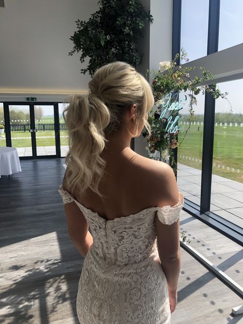 Ponytail Style Wedding Hair, Prom Hair Ideas Ponytail, Red Carpet High Ponytail, Bride Ponytail Hairstyles With Headpiece, Pony Tailed Hairstyle Bridal, Bridal Ponytail Medium Length, Ponytail Updo Bridesmaid, Bridal Ponytail Short Hair, Deb Hairstyles Ponytail