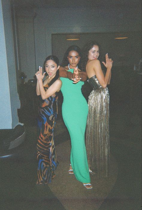 Picture With Friends Aesthetic, Charlies Angels Poses, Photo Pose Friends, Photo Ideas For Prom, Trio Idea Pose, Trio Formal Poses, Photoshoot Prom Ideas, Poses For Pictures Prom, Cute Trio Photo Ideas