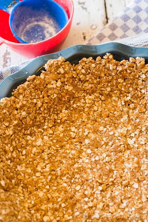 This 5 ingredient, brown sugar, easy oatmeal pie crust makes the most delicious and unique base to creamy, no-bake pies. It tastes like an oatmeal cookie! No Flour Pie Crust, Unique Pie Crust Recipe, Pumpkin Pie With Oatmeal Crust, Graham Cracker Crust Substitute, Oatmeal Pie Crust Recipe, Oatmeal Pie Crust, Oatmeal Cookie Crust, Oatmeal Crust, Oatmeal Pie